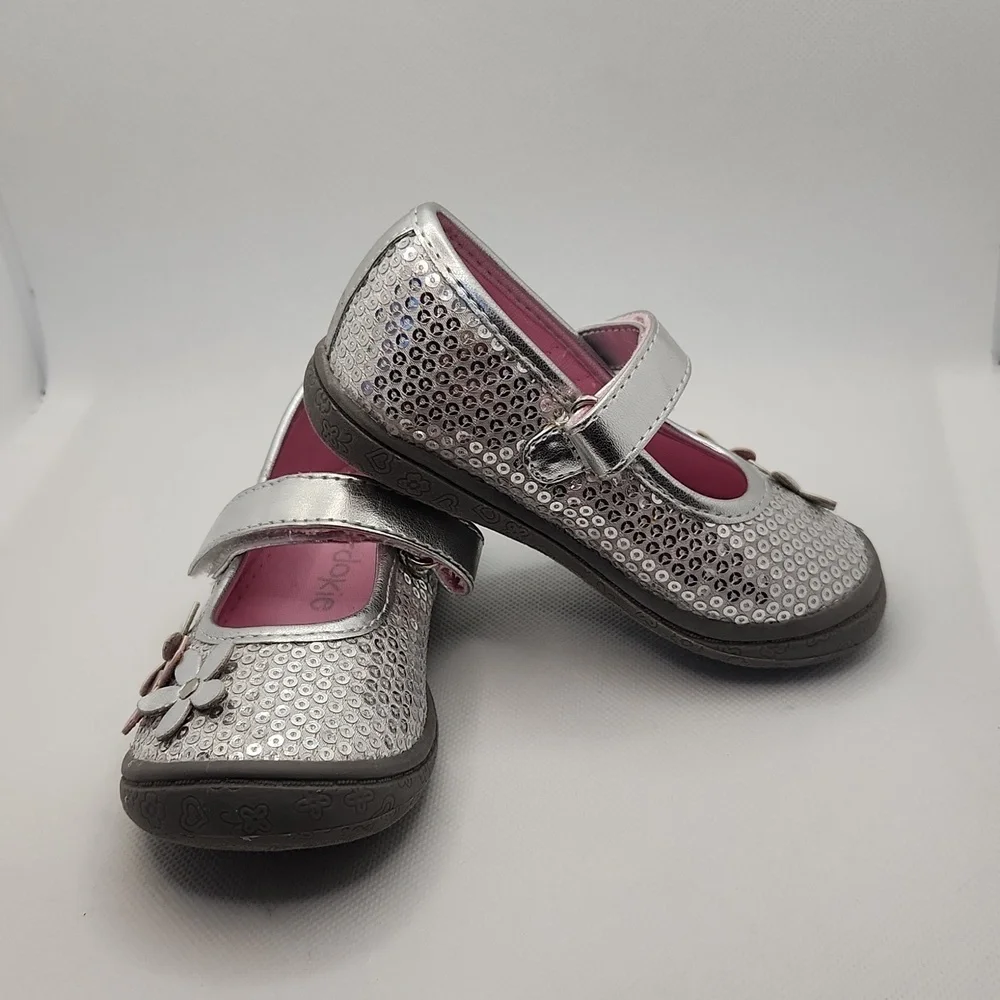 Okie Dokie Girls Silver Sequin Shoes with Flower Design Size 6M. NWOT